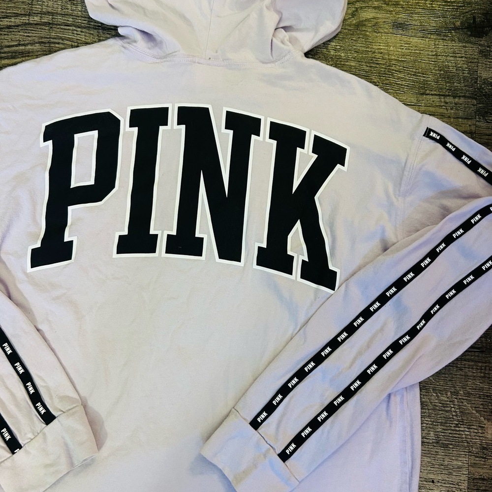 VS PINK 💜CAMPUS LOGO LIGHTWEIGHT LS HOODED TOP - Picture 3 of 7